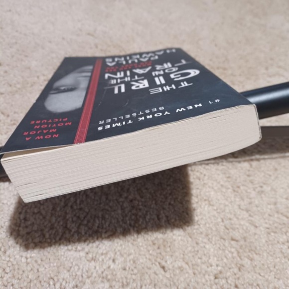 PAULA HAWKINS ~ The Girl on The Train Paperback - Picture 4 of 5